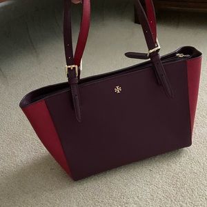 Tory Burch small
Emerson saffiano. Like new condition